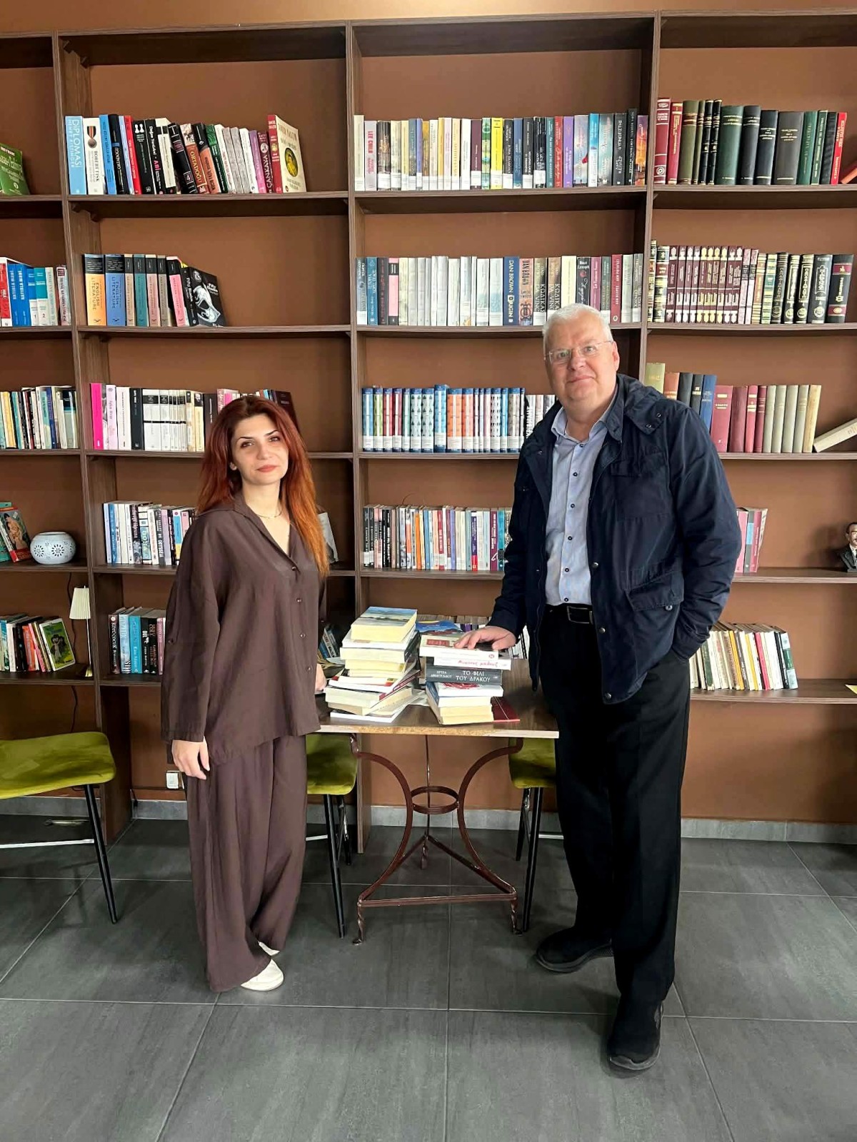 GÜMÜLCİNE: İLHAN AHMET, KALKANCA'DAKİ (İFESTOS) İLK “KİTAP KAFE”YE KİŞİSEL KOLEKSİYONUNDAN KİTAP BAĞIŞLADI