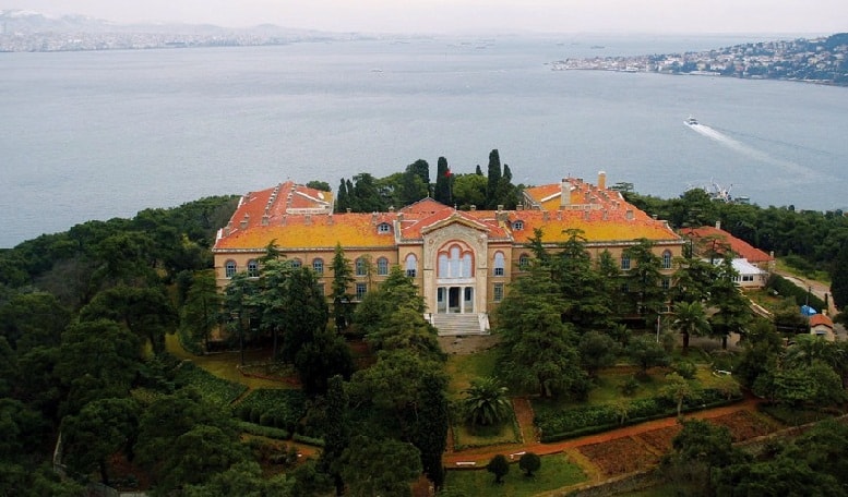 HEYBELİADA RUHBAN OKULU'NUN RESTORASYONU EYLÜL'DE TAMAMLANIYOR, ANCAK AÇILIŞ HÂLÂ BELİRSİZ