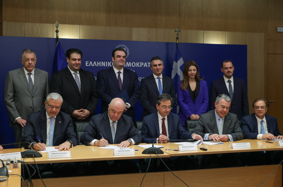DÖRT BANKADAN OKULLARA İKİNCİ 100 MİLYON EUROLUK BAĞIŞ