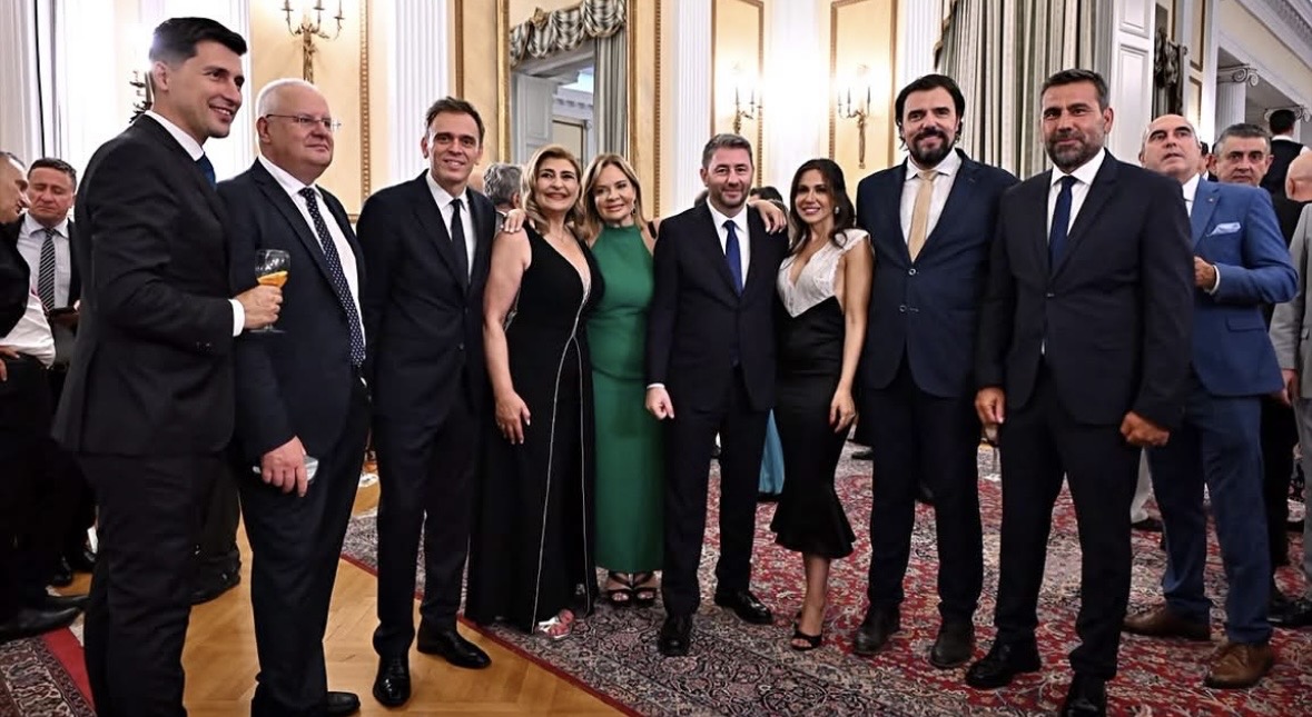 NİKOS ANDROULAKİS BAŞKANLIĞINDAKİ PASOK MECLİS GRUBU, CUMHURBAŞKANLIĞINDAKİ DEMOKRASİ RESEPSİYONUNA KATILDI