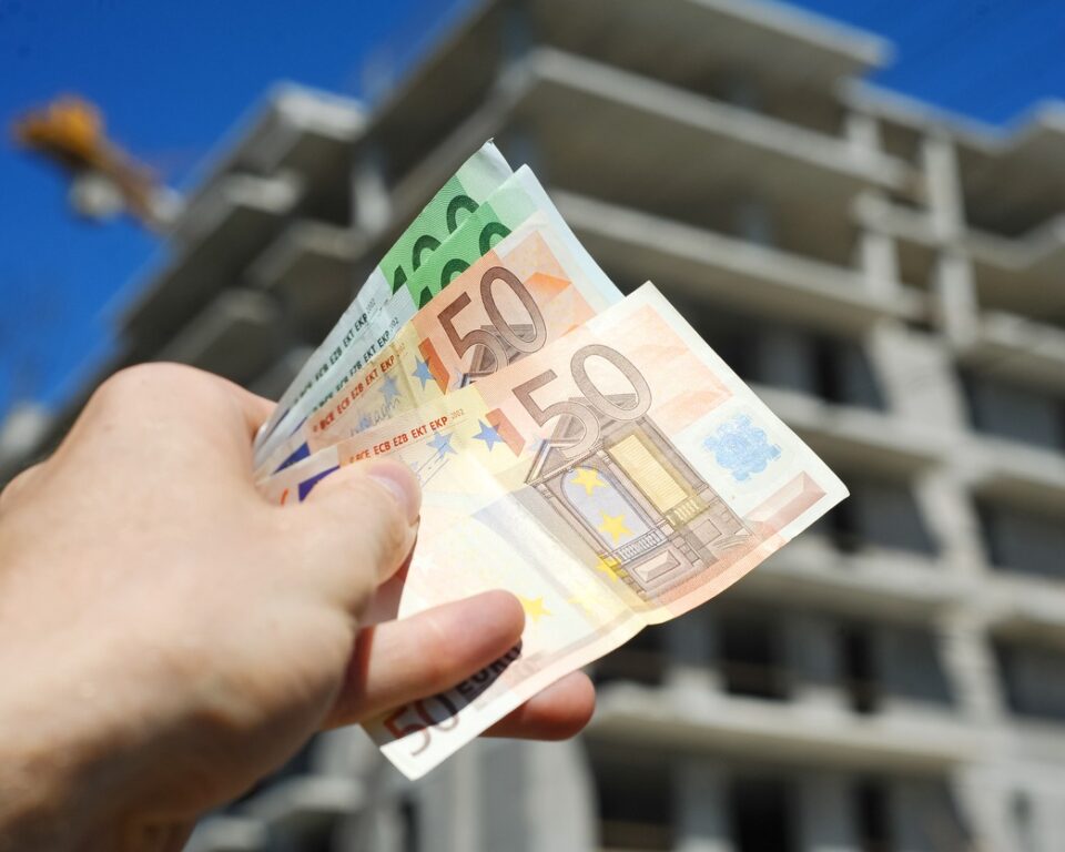 EV ALACAKLAR VE KİRACILAR İÇİN YENİ KDV (ΦΠΑ) İNDİRİMLERİ GELİYOR